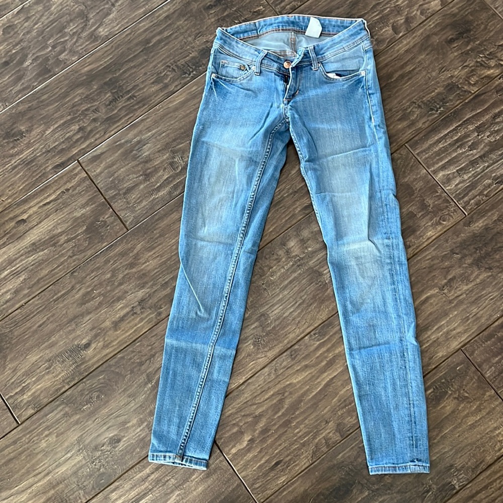 H&M Super Skinny Super Low Waist denim jeans. Women’s size 27 length 30